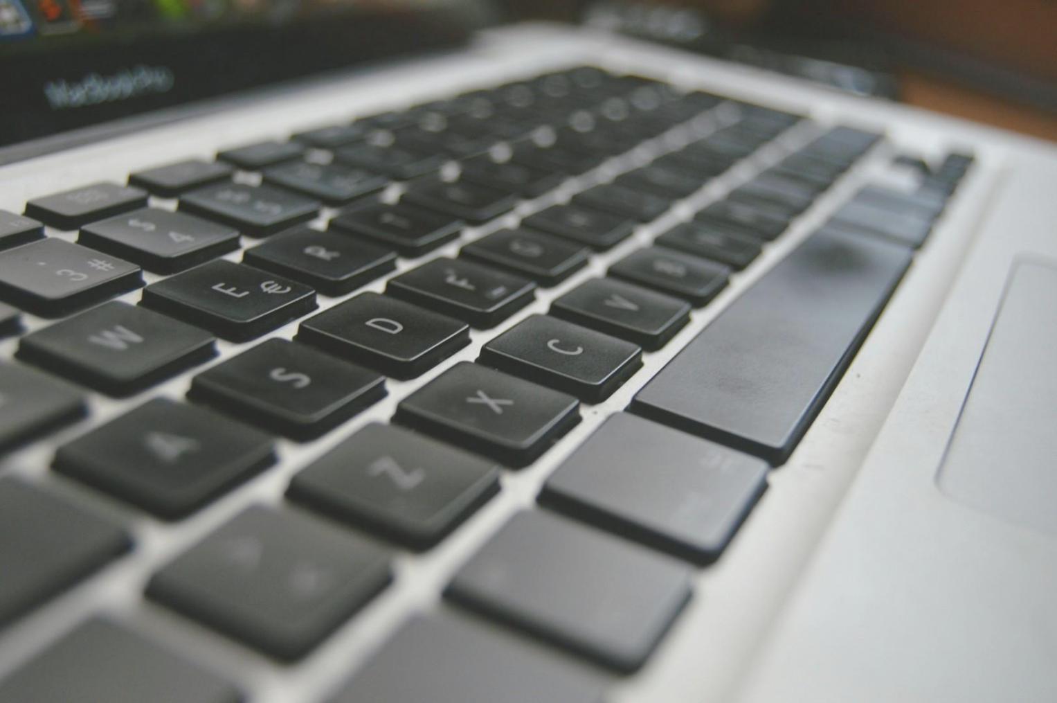 Gemeinschaftliche Arbeit an Spieleentwicklungsprojekten in modernem Arbeitsraum