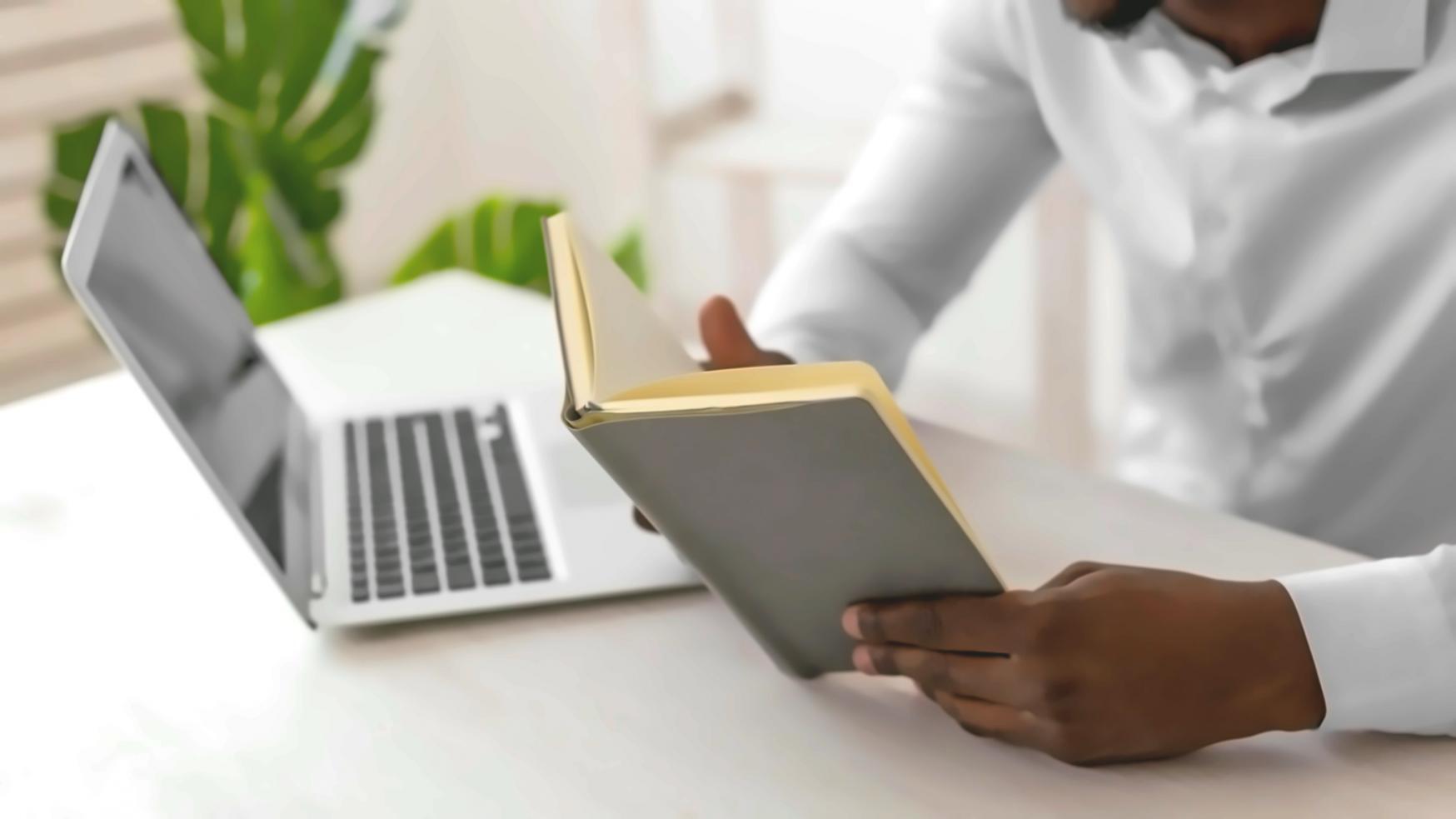 Teilnehmer arbeiten gemeinsam an Spieleentwicklungsprojekten während eines Workshops