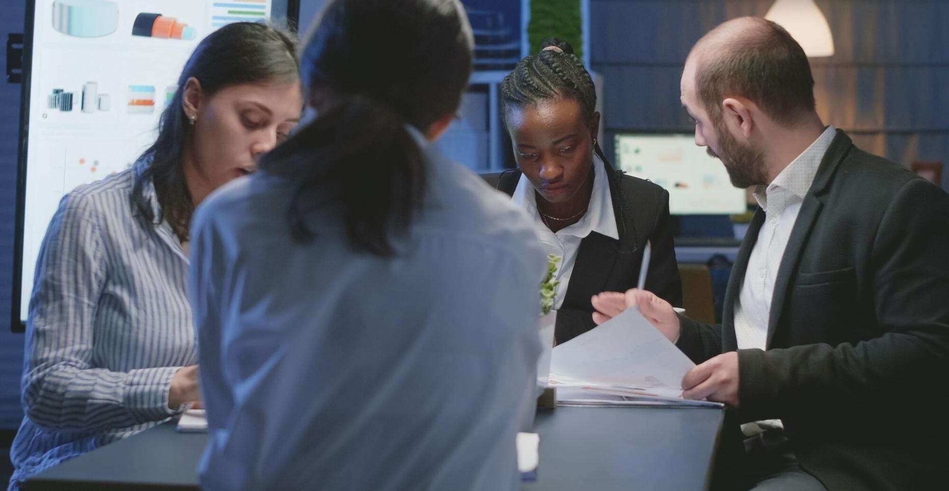 Moderne Lernumgebung mit mehreren Arbeitsplätzen für Spieleentwicklung